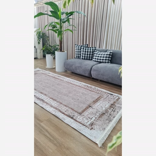 فرشینه برند حسن نیا مخمل طرح وینتیج ورساچه ترکیب رنگ مشکی بنفش نسکافه ای h270 (پس کرایه) فرشینه برند حسن نیا مخمل طرح وینتیج ورساچه ترکیب رنگ مشکی بنفش نسکافه ای h270 (پس کرایه) - Image 4