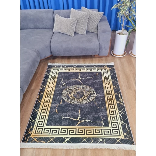 فرشینه | فرش چاپی برند حسن نیا مخمل طرح ورساچه مشکی طلایی کد h481(پس کرایه) فرشینه | فرش چاپی برند حسن نیا مخمل طرح ورساچه مشکی طلایی کد h481(پس کرایه) - Image 4
