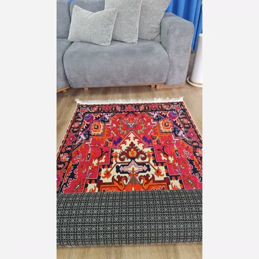 فرشینه | فرش چاپی برند حسن نیا چاپی مخمل سنتی لاکی کد O137 (پس کرایه) فرشینه | فرش چاپی برند حسن نیا چاپی مخمل سنتی لاکی کد O137 (پس کرایه) - Image 6
