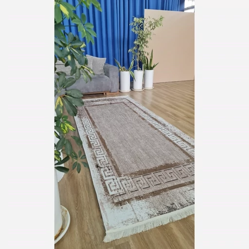 فرشینه برند حسن نیا مخمل طرح وینتیج ورساچه ترکیب رنگ مشکی بنفش نسکافه ای h270 (پس کرایه) فرشینه برند حسن نیا مخمل طرح وینتیج ورساچه ترکیب رنگ مشکی بنفش نسکافه ای h270 (پس کرایه) - Image 9