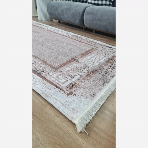 فرشینه برند حسن نیا مخمل طرح وینتیج ورساچه ترکیب رنگ مشکی بنفش نسکافه ای h270 (پس کرایه) فرشینه برند حسن نیا مخمل طرح وینتیج ورساچه ترکیب رنگ مشکی بنفش نسکافه ای h270 (پس کرایه) - Image 6