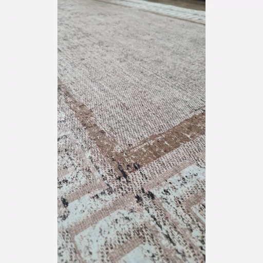 فرشینه برند حسن نیا مخمل طرح وینتیج ورساچه ترکیب رنگ مشکی بنفش نسکافه ای h270 (پس کرایه) فرشینه برند حسن نیا مخمل طرح وینتیج ورساچه ترکیب رنگ مشکی بنفش نسکافه ای h270 (پس کرایه) - Image 3